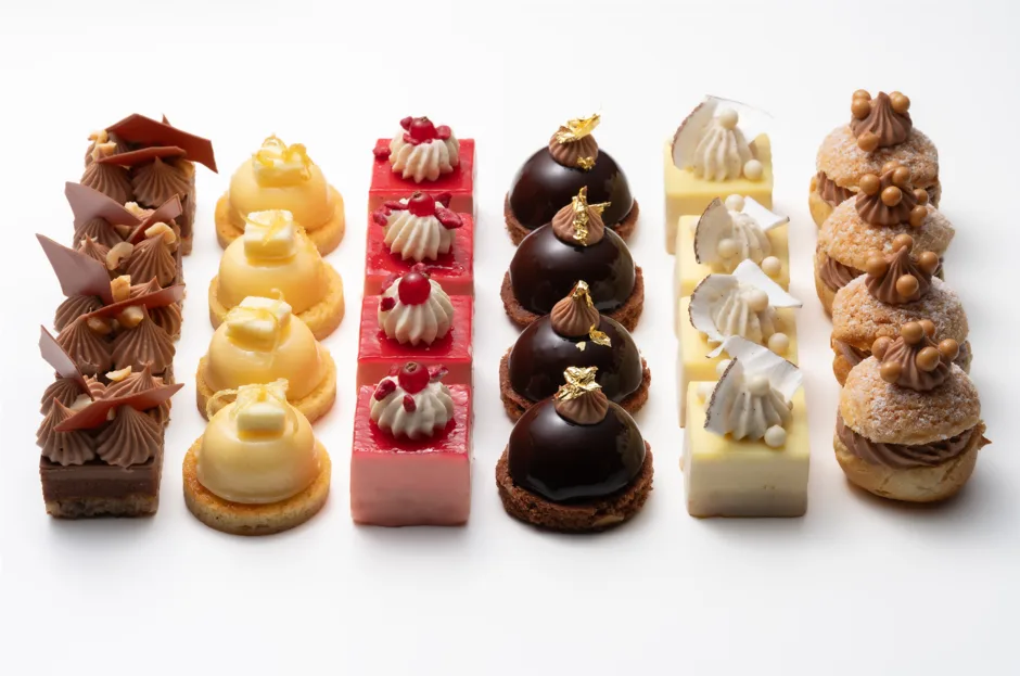 Illustration de présentation d’un assortiment de mignardises sucrées